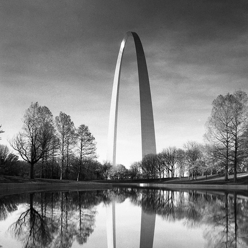 black and white saint luis arch